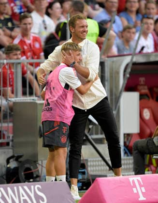 14 08 2022, Soccer 1 Bundesliga 2022 2023, 02 Matchday, FC Bayern Munich VfL Wolfsburg, at the Allianz Arena Munich During a VAR break, coach Julian Nagelsmann re, FC Bayern Munich hugs a ball boy, the ball boy is current young star Lennart Karl FC Bayern Munich