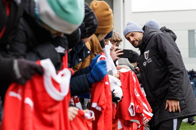 SOCCER - AUT vs KOR, test match VIENNA,AUSTRIA,28.MAR.26 - SOCCER - OEFB international test match, Austria vs South Korea, preview, training Team AUT. Image shows Florian Grillitsch (AUT) with fans.  GEPAxpictures xArminxRauthner