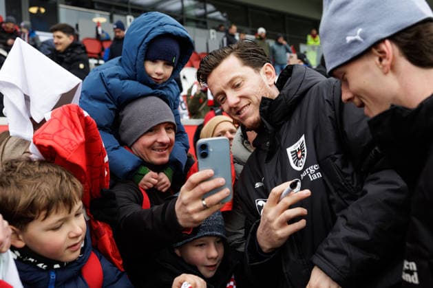 SOCCER - AUT vs KOR, test match VIENNA,AUSTRIA,28.MAR.26 - SOCCER - OEFB international test match, Austria vs South Korea, preview, training Team AUT. Image shows Michael Gregoritsch (AUT) with fans.  GEPAxpictures xArminxRauthner