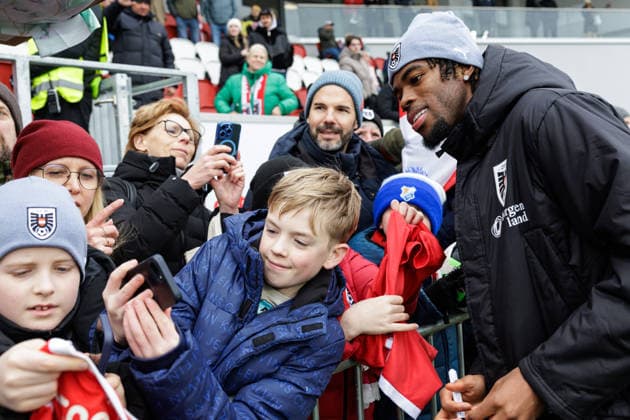 SOCCER - AUT vs KOR, test match VIENNA,AUSTRIA,28.MAR.26 - SOCCER - OEFB international test match, Austria vs South Korea, preview, training Team AUT. Image shows Carney Chukwuemeka (AUT) with fans.  GEPAxpictures xArminxRauthner