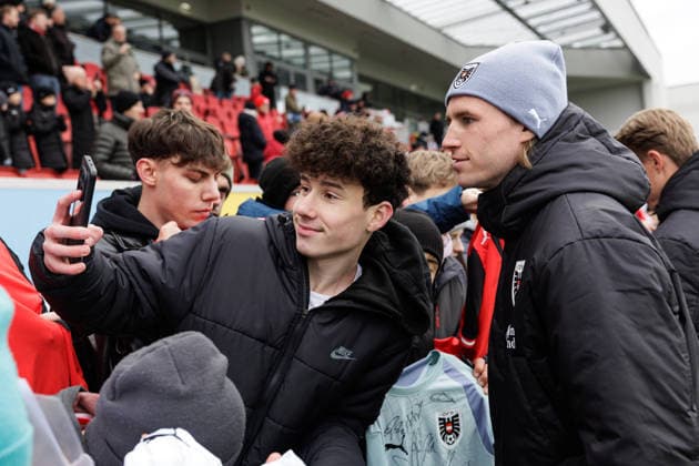 SOCCER - AUT vs KOR, test match VIENNA,AUSTRIA,28.MAR.26 - SOCCER - OEFB international test match, Austria vs South Korea, preview, training Team AUT. Image shows Patrick Wimmer (AUT) with fans.  GEPAxpictures xArminxRauthner