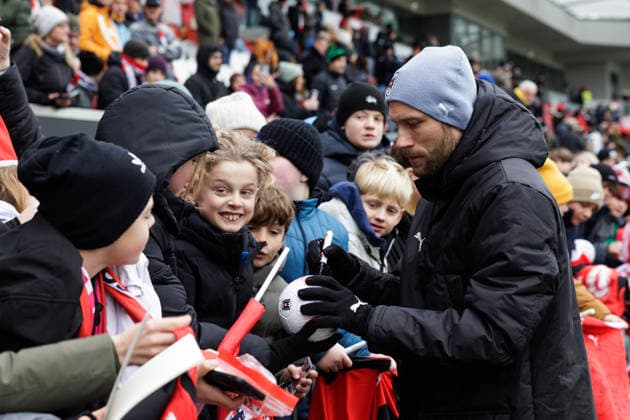 SOCCER - AUT vs KOR, test match VIENNA,AUSTRIA,28.MAR.26 - SOCCER - OEFB international test match, Austria vs South Korea, preview, training Team AUT. Image shows Konrad Laimer (AUT) with fans.  GEPAxpictures xArminxRauthner