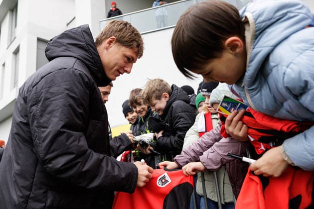 SOCCER - AUT vs KOR, test match VIENNA,AUSTRIA,28.MAR.26 - SOCCER - OEFB international test match, Austria vs South Korea, preview, training Team AUT. Image shows Alexander Prass (AUT) with fans.  GEPAxpictures xArminxRauthner