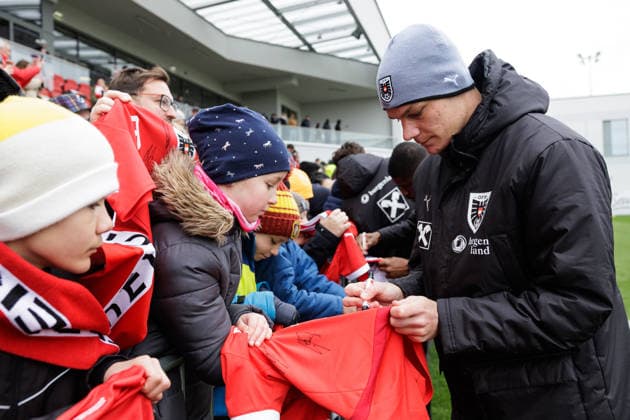 SOCCER - AUT vs KOR, test match VIENNA,AUSTRIA,28.MAR.26 - SOCCER - OEFB international test match, Austria vs South Korea, preview, training Team AUT. Image shows Philipp Lienhart (AUT) with fans.  GEPAxpictures xArminxRauthner