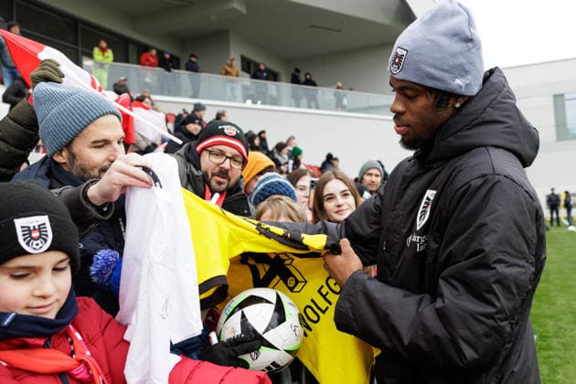 SOCCER - AUT vs KOR, test match VIENNA,AUSTRIA,28.MAR.26 - SOCCER - OEFB international test match, Austria vs South Korea, preview, training Team AUT. Image shows Carney Chukwuemeka (AUT) with fans.  GEPAxpictures xArminxRauthner