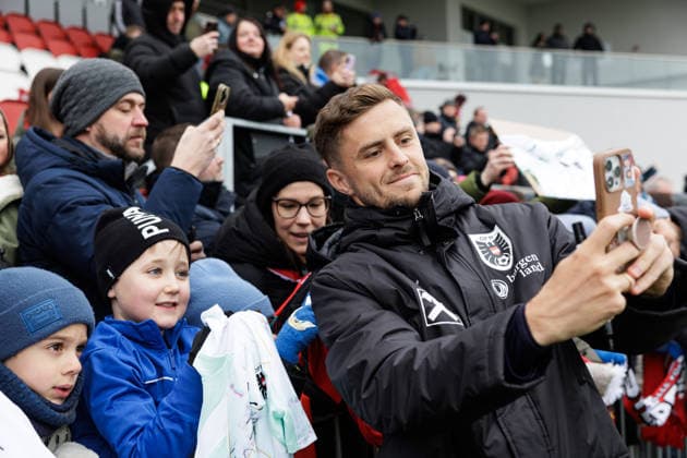 SOCCER - AUT vs KOR, test match VIENNA,AUSTRIA,28.MAR.26 - SOCCER - OEFB international test match, Austria vs South Korea, preview, training Team AUT. Image shows Christoph Baumgartner (AUT) with fans.  GEPAxpictures xArminxRauthner