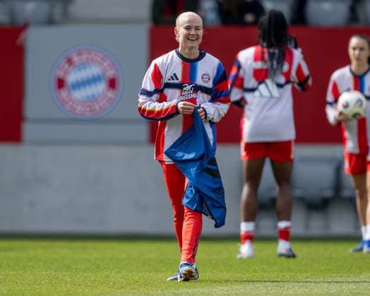 Pernille Harder FC Bayern Muenchen Frauen, 21 while warming up with a jacket with print red against racism GER, FC Bayern Muenchen Frauen vs 1 FC Nuernberg, Football, Google Pixel Frauen Bundesliga, 22 Matchday, Season 2025 2026, 28 03 2026 DFL DFB REGULATIONS PROHIBIT ANY USE OF PHOTOGRAPHS as IMAGE SEQUENCES and or QUASI VIDEO GER, FC Bayern Muenchen Frauen vs 1 FC Nuernberg, Football, Google Pixel Frauen Bundesliga, 22 Spieltag, Saison 2025 2026, 28 03 2026 Muenchen Copyright: xEibner-Pressefoto HeikexFeinerx EP_HFR