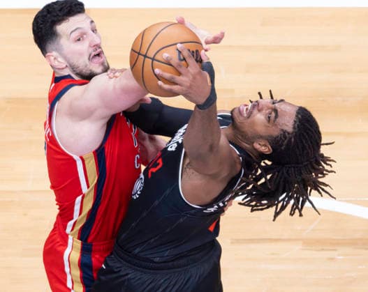 (260328) -- TORONTO, March 28, 2026 -- Collin Murray-Boyles (R) of Toronto Raptors fights for a rebound with Karlo Matkovic of New Orleans Pelicans during the 2025-2026 NBA, Basketball Herren, USA regular season game between Toronto Raptors and New Orleans Pelicans in Toronto, Canada, on March 27, 2026. (Photo by Xinhua) (SP) CANADA-TORONTO-BASKETBALL-NBA-PELICANS VS RAPTORS ZouxZheng 
