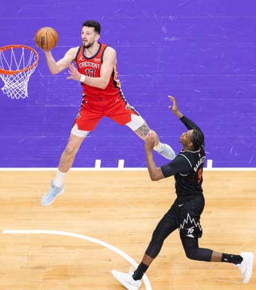 (260328) -- TORONTO, March 28, 2026 -- Karlo Matkovic (top) of New Orleans Pelicans goes up for a layup during the 2025-2026 NBA, Basketball Herren, USA regular season game between Toronto Raptors and New Orleans Pelicans in Toronto, Canada, on March 27, 2026. (Photo by Xinhua) (SP) CANADA-TORONTO-BASKETBALL-NBA-PELICANS VS RAPTORS ZouxZheng 