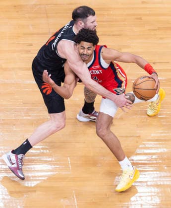 (260328) -- TORONTO, March 28, 2026 -- Jordan Poole (R) of New Orleans Pelicans breaks through during the 2025-2026 NBA, Basketball Herren, USA regular season game between Toronto Raptors and New Orleans Pelicans in Toronto, Canada, on March 27, 2026. (Photo by Xinhua) (SP) CANADA-TORONTO-BASKETBALL-NBA-PELICANS VS RAPTORS ZouxZheng 