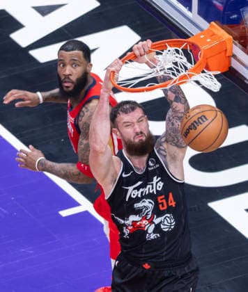 (260328) -- TORONTO, March 28, 2026 -- Sandro Mamukelashvili (front) of Toronto Raptors dunks during the 2025-2026 NBA, Basketball Herren, USA regular season game between Toronto Raptors and New Orleans Pelicans in Toronto, Canada, on March 27, 2026. (Photo by Xinhua) (SP) CANADA-TORONTO-BASKETBALL-NBA-PELICANS VS RAPTORS ZouxZheng 