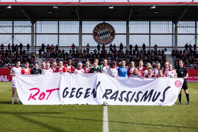 Google Pixel Frauen Bundesliga, FC Bayern München 1 FC Nürnberg 28 03 2026 Joint group photo of both teams with banner Red against racism, statement against racism Google Pixel Frauen Bundesliga, FC Bayern München 1 FC Nürnberg, Munich, FC Bayern Campus on 28 03 2026 DFB REGULATIONS PROHIBIT ANY USE OF PHOTOGRAPHS AS IMAGE SEQUENCES AND OR QUASI VIDEO Copyright: xBEAUTIFULxSPORTS Wunderlx