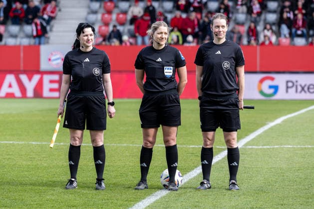 Silke Fritz assistant referee , Karoline Wacker referee and Simone Jakob assistant referee before the start of the match GER, FC Bayern Muenchen Frauen vs 1 FC Nuernberg, Fußball, Google Pixel Frauen Bundesliga, 22 Spieltag, Season 2025 2026, 28 03 2026 DFL DFB REGULATIONS PROHIBIT ANY USE OF PHOTOGRAPHS as IMAGE SEQUENCES and or QUASI VIDEO GER, FC Bayern Muenchen Frauen vs 1 FC Nuernberg, Football, Google Pixel Frauen Bundesliga, 22 Matchday, Season 2025 2026, 28 03 2026 Muenchen Copyright: xEibner-Pressefoto HeikexFeinerx EP_HFR