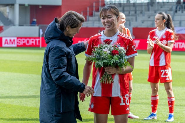Bianca Rech Director, FC Bayern Muenchen Frauen congratulates Momoko Tanikawa FC Bayern Muenchen Frauen, 18 before the start of the match for winning the Asia Cup with the Japanese national team GER, FC Bayern Muenchen Frauen vs 1 FC Nuernberg, Football, Google Pixel Frauen Bundesliga, 22 Matchday, Season 2025 2026, 28 03 2026 DFL DFB REGULATIONS PROHIBIT ANY USE OF PHOTOGRAPHS as IMAGE SEQUENCES and or QUASI VIDEO GER, FC Bayern Muenchen Frauen vs 1 FC Nuernberg, Football, Google Pixel Frauen Bundesliga, 22 Matchday, Season 2025 2026, 28 03 2026 Muenchen Copyright: xEibner-Pressefoto HeikexFeinerx EP_HFR