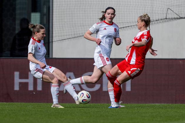 Giulia Gwinn FC Bayern Muenchen Frauen, 07 fighting for the ball with two opponents GER, FC Bayern Muenchen Frauen vs 1 FC Nuernberg, Soccer, Google Pixel Women Bundesliga, 22 Matchday, Season 2025 2026, 28 03 2026 DFL DFB REGULATIONS PROHIBIT ANY USE OF PHOTOGRAPHS as IMAGE SEQUENCES and or QUASI VIDEO GER, FC Bayern Muenchen Frauen vs 1 FC Nuernberg, Football, Google Pixel Frauen Bundesliga, 22 Spieltag, Saison 2025 2026, 28 03 2026 Muenchen Copyright: xEibner-Pressefoto HeikexFeinerx EP_HFR