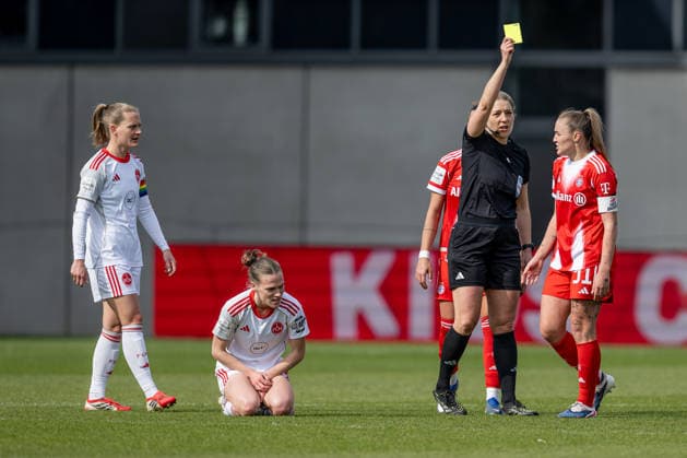 Karoline Wacker referee shows Georgia Stanway FC Bayern Muenchen Frauen, 31 the yellow card after a foul GER, FC Bayern Muenchen Frauen vs 1 FC Nuernberg, Football, Google Pixel Frauen Bundesliga, 22 Matchday, Season 2025 2026, 28 03 2026 DFL DFB REGULATIONS PROHIBIT ANY USE OF PHOTOGRAPHS as IMAGE SEQUENCES and or QUASI VIDEO GER, FC Bayern Muenchen Frauen vs 1 FC Nuernberg, Football, Google Pixel Frauen Bundesliga, 22 Spieltag, Saison 2025 2026, 28 03 2026 Muenchen Copyright: xEibner-Pressefoto HeikexFeinerx EP_HFR
