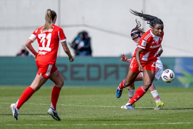 Fight for the ball duel between Julia Pollak 1 FC Nuernberg, 22 with Edna Imade FC Bayern Muenchen Frauen, 29 GER, FC Bayern Muenchen Frauen vs 1 FC Nuernberg, Soccer, Google Pixel Women Bundesliga, 22 Matchday, Season 2025 2026, 28 03 2026 DFL DFB REGULATIONS PROHIBIT ANY USE OF PHOTOGRAPHS as IMAGE SEQUENCES and or QUASI VIDEO GER, FC Bayern Muenchen Frauen vs 1 FC Nuernberg, Football, Google Pixel Frauen Bundesliga, 22 Spieltag, Saison 2025 2026, 28 03 2026 Muenchen Copyright: xEibner-Pressefoto HeikexFeinerx EP_HFR