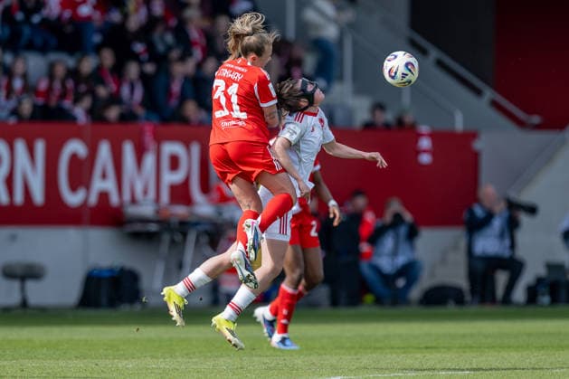 Fight for the ball duel header duel between Georgia Stanway FC Bayern Muenchen Frauen, 31 and Julia Pollak 1 FC Nuernberg, 22 GER, FC Bayern Muenchen Frauen vs 1 FC Nuernberg, Fußball, Google Pixel Frauen Bundesliga, 22 Spieltag, Saison 2025 2026, 28 03 2026 DFL DFB REGULATIONS PROHIBIT ANY USE OF PHOTOGRAPHS as IMAGE SEQUENCES and or QUASI VIDEO GER, FC Bayern Muenchen Frauen vs 1 FC Nuernberg, Football, Google Pixel Frauen Bundesliga, 22 Spieltag, Saison 2025 2026, 28 03 2026 Muenchen Copyright: xEibner-Pressefoto HeikexFeinerx EP_HFR