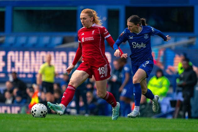 Football - FA Women™s Super League - Everton FC Women v Liverpool FC Women LIVERPOOL, ENGLAND - Sunday, March 27, 2026: Liverpool s Ceri Holland holds off Everton s Hannah Blundell during the FA Women™s Super League match between Everton FC Women and Liverpool FC Women, the Women s Merseyside Derby at Goodison Park. (Photo by James Giblin Propaganda) LIVERPOOL Goodison Park MERSEYSIDE ENGLAND  Copyright: xPropagandax P2026-03-28-Everton_W_Liverpool_W67