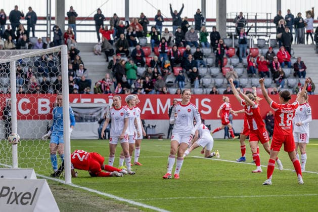 Edna Imade FC Bayern Muenchen Frauen, 29 on her goal for 1 0 against Lourdes Romero Goalkeeper, 1 FC Nuernberg, 25 and her front men GER, FC Bayern Muenchen Frauen vs 1 FC Nuernberg, Football, Google Pixel Frauen Bundesliga, 22 Matchday, Season 2025 2026, 28 03 2026 DFL DFB REGULATIONS PROHIBIT ANY USE OF PHOTOGRAPHS as IMAGE SEQUENCES and or QUASI VIDEO GER, FC Bayern Muenchen Frauen vs 1 FC Nuernberg, Football, Google Pixel Frauen Bundesliga, 22 Spieltag, Saison 2025 2026, 28 03 2026 Muenchen Copyright: xEibner-Pressefoto HeikexFeinerx EP_HFR