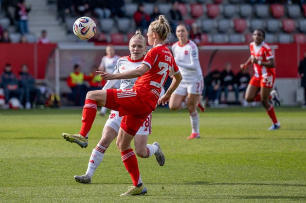Fight for the ball duel between Franziska Mai 1 FC Nuernberg, 18 and Carolin Simon FC Bayern Muenchen Frauen, 30 GER, FC Bayern Muenchen Frauen vs 1 FC Nuernberg, Soccer, Google Pixel Women Bundesliga, 22 Matchday, Season 2025 2026, 28 03 2026 DFL DFB REGULATIONS PROHIBIT ANY USE OF PHOTOGRAPHS as IMAGE SEQUENCES and or QUASI VIDEO GER, FC Bayern Muenchen Frauen vs 1 FC Nuernberg, Football, Google Pixel Frauen Bundesliga, 22 Spieltag, Saison 2025 2026, 28 03 2026 Muenchen Copyright: xEibner-Pressefoto HeikexFeinerx EP_HFR