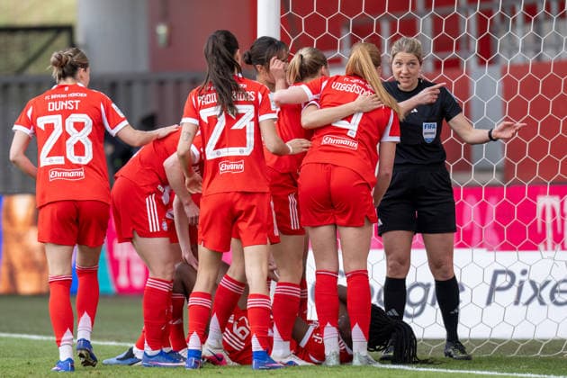 Goal celebration for 1 0, Edna Imade 29 FC Bayern Muenchen is still in the goal, the colleagues run to her The referee gesticulates, FC Bayern Frauen Muenchen 1 FC Nuernberg, Google Pixel Frauenbundesliga, 22 Spieltag, 28 03 26 DFB regulations prohibit any use of photographs as image sequences and or quasi video kolbert press Muenchen Bayern Germany Copyright: xkolbert-press UlrichxGamelx