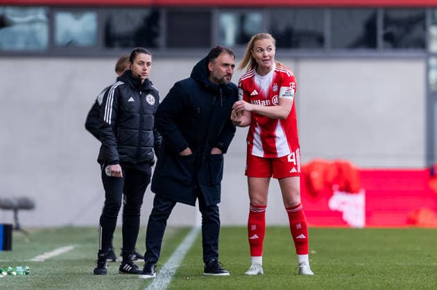 Google Pixel Frauen Bundesliga, FC Bayern München 1 FC Nürnberg 28 03 2026 Jose Barcala FC Bayern München, Trainer talks to Glodis Perla Viggosdottir FC Bayern München, 4 Google Pixel Frauen Bundesliga, FC Bayern München 1 FC Nürnberg, München, FC Bayern Campus am 28 03 2026 DFB REGULATIONS PROHIBIT ANY USE OF PHOTOGRAPHS AS IMAGE SEQUENCES AND OR QUASI VIDEO Copyright: xBEAUTIFULxSPORTS Wunderlx