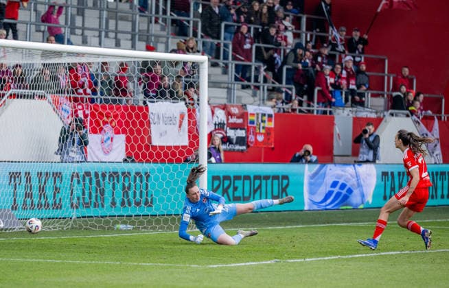 Natalia Padilla Bidas FC Bayern Muenchen Frauen, 23 on her goal for 2 0 against Lourdes Romero Torfrau, 1 FC Nuernberg, 25 GER, FC Bayern Muenchen Frauen vs 1 FC Nuernberg, Fußball, Google Pixel Frauen Bundesliga, 22 Spieltag, Saison 2025 2026, 28 03 2026 DFL DFB REGULATIONS PROHIBIT ANY USE OF PHOTOGRAPHS as IMAGE SEQUENCES and or QUASI VIDEO GER, FC Bayern Muenchen Frauen vs 1 FC Nuernberg, Football, Google Pixel Frauen Bundesliga, 22 Spieltag, Saison 2025 2026, 28 03 2026 Muenchen Copyright: xEibner-Pressefoto HeikexFeinerx EP_HFR