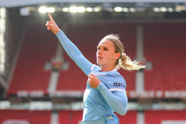Manchester United, ManU Women v Manchester City Women - Women s Super League 25 26 Manchester City s Kerstin Casparij scores their first goal of the match and the teams third during match and celebrates with holding up club badge on shirt and pointing to the sky against Manchester United - Women s Super League WSL 25 26 28.03.2026 Manchester Old Trafford United Kingdom Copyright: xZacharyxLockex