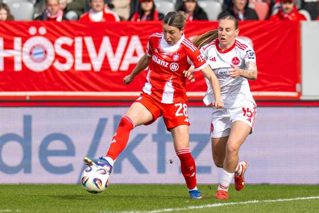 Barbara Dunst 28 FC Bayern Muenchen im Zweikampf, FC Bayern Frauen Muenchen 1 FC Nuernberg, Google Pixel Frauenbundesliga, 22 Spieltag, 28 03 26 DFB regulations prohibit any use of photographs as image sequences and or quasi video kolbert press Muenchen Bayern Germany Copyright: xkolbert-press UlrichxGamelx