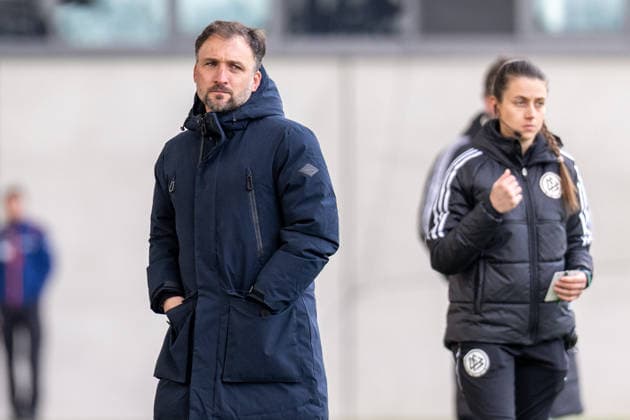 Head coach Jose Barcala FC Bayern Muenchen , FC Bayern Frauen Muenchen 1 FC Nuernberg, Google Pixel Frauenbundesliga, 22 Spieltag, 28 03 26 DFB regulations prohibit any use of photographs as image sequences and or quasi video kolbert press Muenchen Bayern Germany Copyright: xkolbert-press UlrichxGamelx
