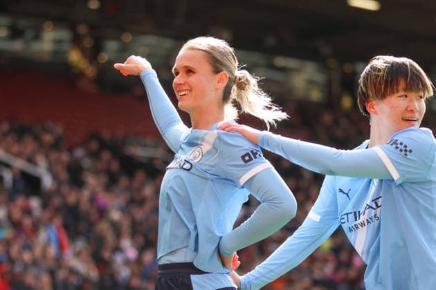 Manchester United, ManU Women v Manchester City Women - Women s Super League 25 26 Manchester City s Kerstin Casparij scores their first goal of the match and the teams third during match and celebrates by holding a teapot pose with Aoba Fujino jumping on her back against Manchester United - Women s Super League WSL 25 26 28.03.2026 Manchester Old Trafford United Kingdom Copyright: xZacharyxLockex