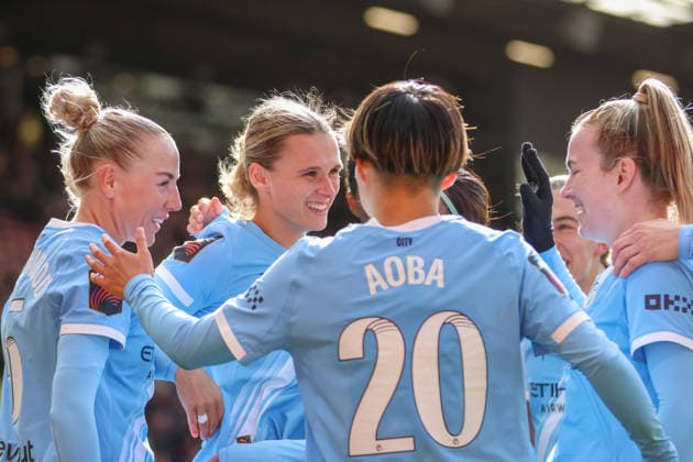 Manchester United, ManU Women v Manchester City Women - Women s Super League 25 26 Manchester City s Kerstin Casparij scores their first goal of the match and the teams third during match and celebrates with team against Manchester United - Women s Super League WSL 25 26 28.03.2026 Manchester Old Trafford United Kingdom Copyright: xZacharyxLockex