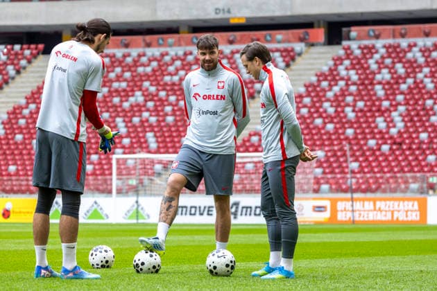 Practice session team Poland 28.03.2026 football, Warsaw, PGE National Stadium, Polish football national team, Nationalteam training session before FIFA World Cup, WM, Weltmeisterschaft, Fussball 2026 match Sweden - Poland image shows: from left: Kamil Grabara, Bartlomiej Dragowski, Piotr Zielinski photo Katarzyna Plewczynska Fotostyk Copyright: xKatarzynaxPlewczynskax 20260328FCTKPKAPL3011