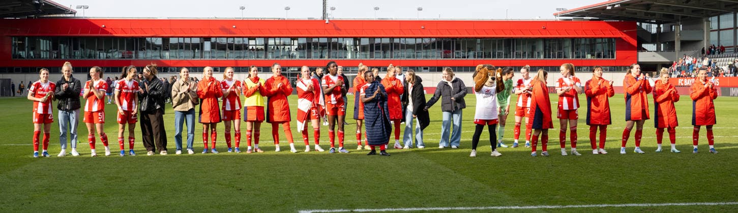 The team FC Bayern Women with the fans after the end of the game, with the victory 2 0, FC Bayern Women Muenchen 1 FC Nuernberg, Google Pixel Frauenbundesliga, 22 Spieltag, 28 03 26 DFB regulations prohibit any use of photographs as image sequences and or quasi video kolbert press Muenchen Bayern Germany Copyright: xkolbert-press UlrichxGamelx