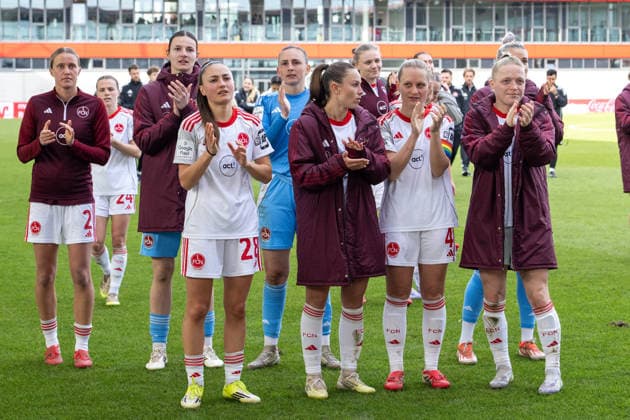 The team 1 FC Nuernberg with the fans, after the lost game , FC Bayern Frauen Muenchen 1 FC Nuernberg, Google Pixel Frauenbundesliga, 22 Spieltag, 28 03 26 DFB regulations prohibit any use of photographs as image sequences and or quasi video kolbert press Muenchen Bayern Germany Copyright: xkolbert-press UlrichxGamelx