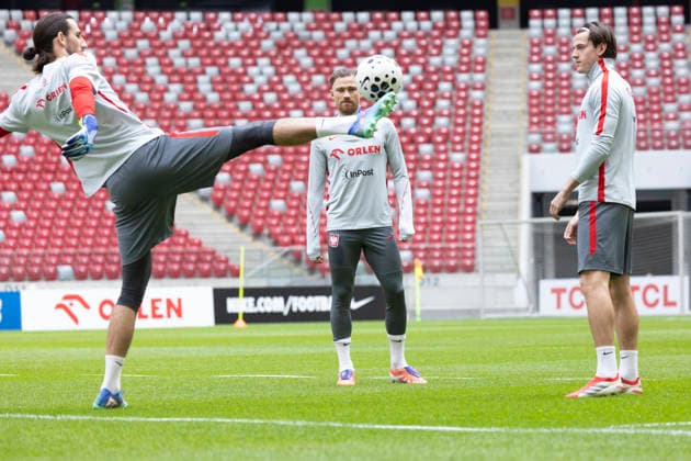 Practice session team Poland 28.03.2026 football, Warsaw, PGE National Stadium, Polish football national team, Nationalteam training session before FIFA World Cup, WM, Weltmeisterschaft, Fussball 2026 match Sweden - Poland image shows: Kamil Grabara, Matty Cash, Jakub Kaminski photo Katarzyna Plewczynska Fotostyk Copyright: xKatarzynaxPlewczynskax 20260328FCTKPKAPL3019
