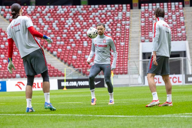 Practice session team Poland 28.03.2026 football, Warsaw, PGE National Stadium, Polish football national team, Nationalteam training session before FIFA World Cup, WM, Weltmeisterschaft, Fussball 2026 match Sweden - Poland image shows: Kamil Grabara, Matty Cash, Jakub Kaminski photo Katarzyna Plewczynska Fotostyk Copyright: xKatarzynaxPlewczynskax 20260328FCTKPKAPL3020