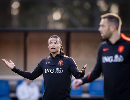 ZEIST - Nathan AkÃ and Stefan de Vrij during a training session of the Dutch national team, Nationalteam in the run-up to a friendly match against Ecuador. SEM VAN DER WAL ANP xVIxANPxSportx xxANPxIVx 554589305 originalFilename: 554589305.jpg