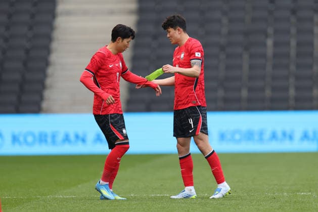 MILTON KEYNES, ENGLAND, MARCH 28: Kim Minjae of South Korea puts the captain s armband to Son Heung Min during the International Friendly, Länderspiel, Nationalmannschaft match between South Korea and Ivory Coast at Stadium MK on March 28th, 2026 in Milton Keynes, England (Photo by Alexander Canillas Sports Press Photo)  Copyright: xAlexanderxCanillas SPPx Sportspressphoto_SPR120033