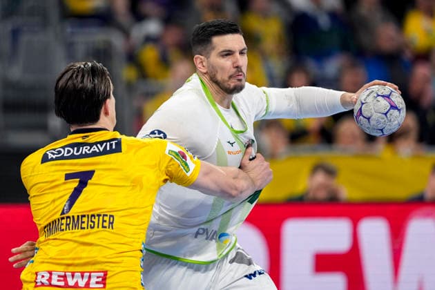v li Robert Timmermeister RNL, 7 , Stefan Cavor HSG, 77 , duel, duel, tackle, tackling, dynamics, action, action, 28 03 2026, Mannheim Germany , Handball, Bundesliga, Rhein Neckar Löwen HSG Wetzlar xozx