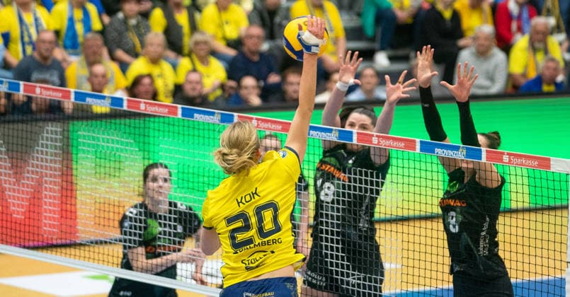 28 3 2026, Volleyball, Women, VBL, 1 VBL, 1 Volleyball Bundesliga, Playoff, Quarterfinals, 3 Match, SSC Palmberg Schwerin Ladies in Black Aachen Jet Kok SSC Palmberg Schwerin, left against Zoi Mavrommatis Ladies in Black Aache, right and Lea Ambrosius Ladies in Black Aachen, 2 v right Schwerin Palmberg Arena Mecklenburg Vorpommern Germany