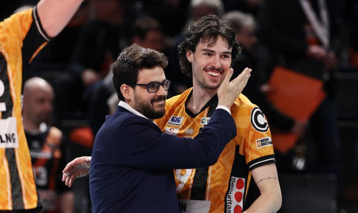 Trainer Alexandre Leal lacht mit Nolan Flexen Aktion Oberkörper Volleyball Bundesliga Playoff Viertelfinale Herren Saison 2025 2026 28.03.2026 BR Volleys Berlin BRV vs Netzhoppers KW Königswusterhausen *** Coach Alexandre Leal laughs with Nolan Flexen action upper body Sport Volleyball Bundesliga Playoff Quarterfinals Men Season 2025 2026 28 03 2026 BR Volleys Berlin BRV vs Netzhoppers KW Königswusterhausen
