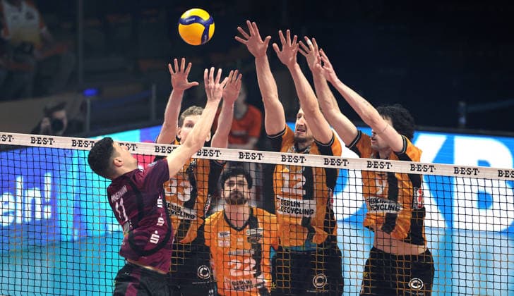 Theo Timmermann in attack, Fedor Ivanov, Florian Krage Brewitz, Nolan Flexen in block duel Game scene Action Sport Volleyball Bundesliga Playoff Quarterfinals Men Season 2025 2026 28 03 2026 BR Volleys Berlin BRV vs Netzhoppers KW Königswusterhausen
