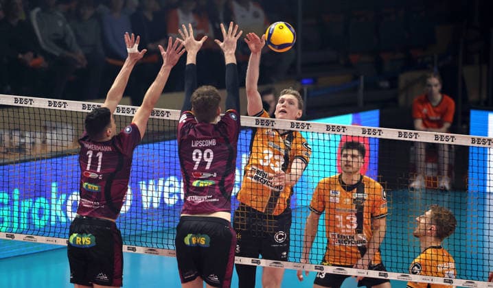 Theo Timmermann, Caleb Limpscomb, Fedor Ivanov in attack, Ruben Schott duel Game scene Action Sport Volleyball Bundesliga Playoff Quarterfinals Mens Season 2025 2026 28 03 2026 BR Volleys Berlin BRV vs Netzhoppers KW Königswusterhausen