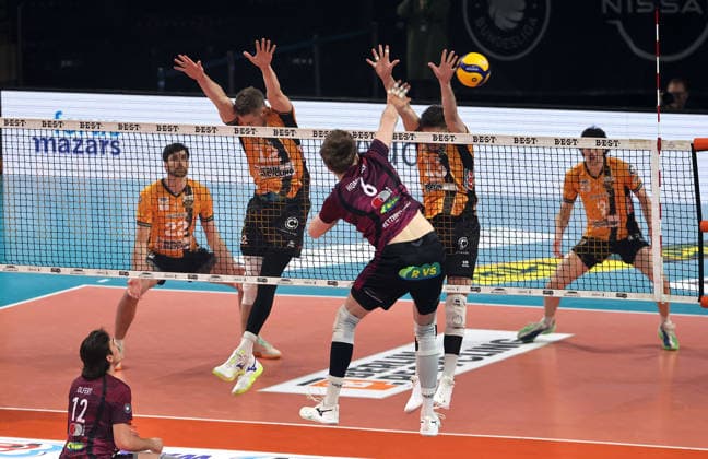Lovis Homberger in attack, Florian Krage Brewitz, Ruben Schott duel Game scene Action Sport Volleyball Bundesliga Playoff Quarterfinals Men Season 2025 2026 28 03 2026 BR Volleys Berlin BRV vs Netzhoppers KW Königswusterhausen