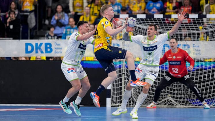 from left Josip Simic HSG, 10 , Haukur Thrastarson RNL, 25 , Jona Schoch HSG, 22 , duel, duel scene, duel, tackle, tackling, dynamics, action, action, 28 03 2026, Mannheim Germany , Handball, Bundesliga, Rhein Neckar Löwen HSG Wetzlar xozx