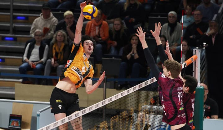 Nolan Flexen in attack, Caleb Limpscomb in block duel Game scene Action Sport Volleyball Bundesliga Playoff Quarterfinals Men Season 2025 2026 28 03 2026 BR Volleys Berlin BRV vs Netzhoppers KW Königswusterhausen