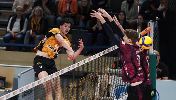 Nolan Flexen in attack, Caleb Limpscomb in block duel Game scene Action Sport Volleyball Bundesliga Playoff Quarterfinals Men Season 2025 2026 28 03 2026 BR Volleys Berlin BRV vs Netzhoppers KW Königswusterhausen