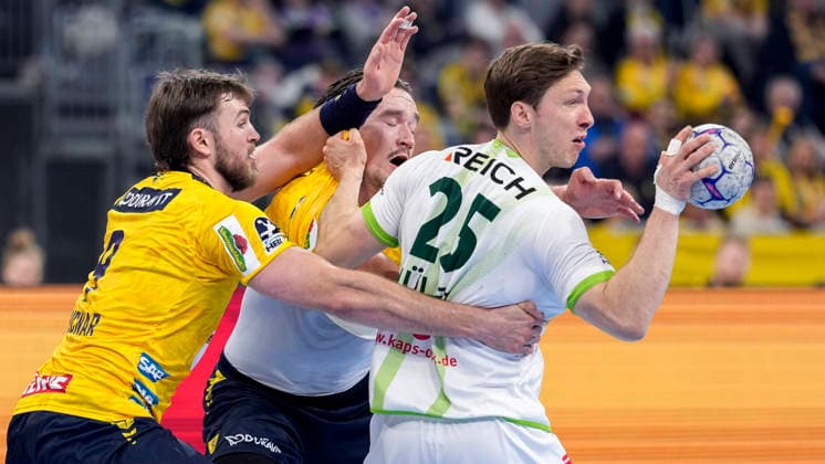 from left Steven Plucnar Jacobsen RNL, 9 , Robert Timmermeister RNL, 7 , Justin Müller HSG, 25 , duel, duel scene, duel, tackle, tackling, dynamics, action, action, 28 03 2026, Mannheim Germany , Handball, Bundesliga, Rhein Neckar Löwen HSG Wetzlar xozx